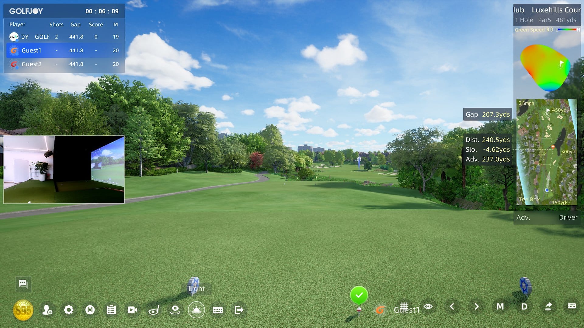 GolfJoy 4K-software met een ronde van drie spelers op het scorebord